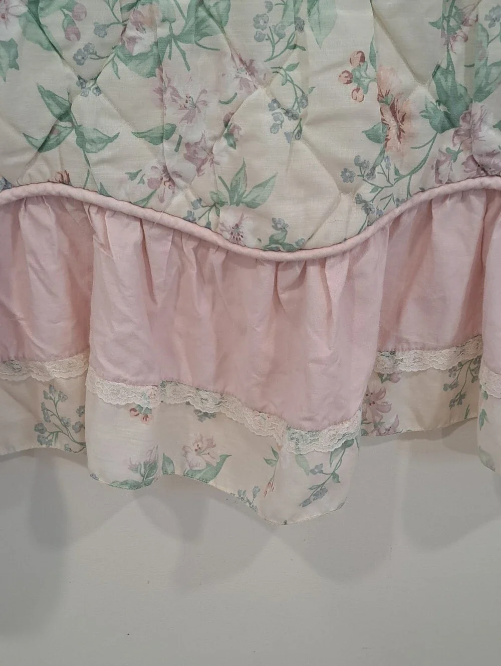 Vtg. Grannycore Floral Ruffled Cottagecore Fairycore Twin Size Bed Spread.